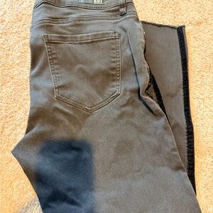 Kut from the Kloth Black Jeggings with Back Pocket Detail
